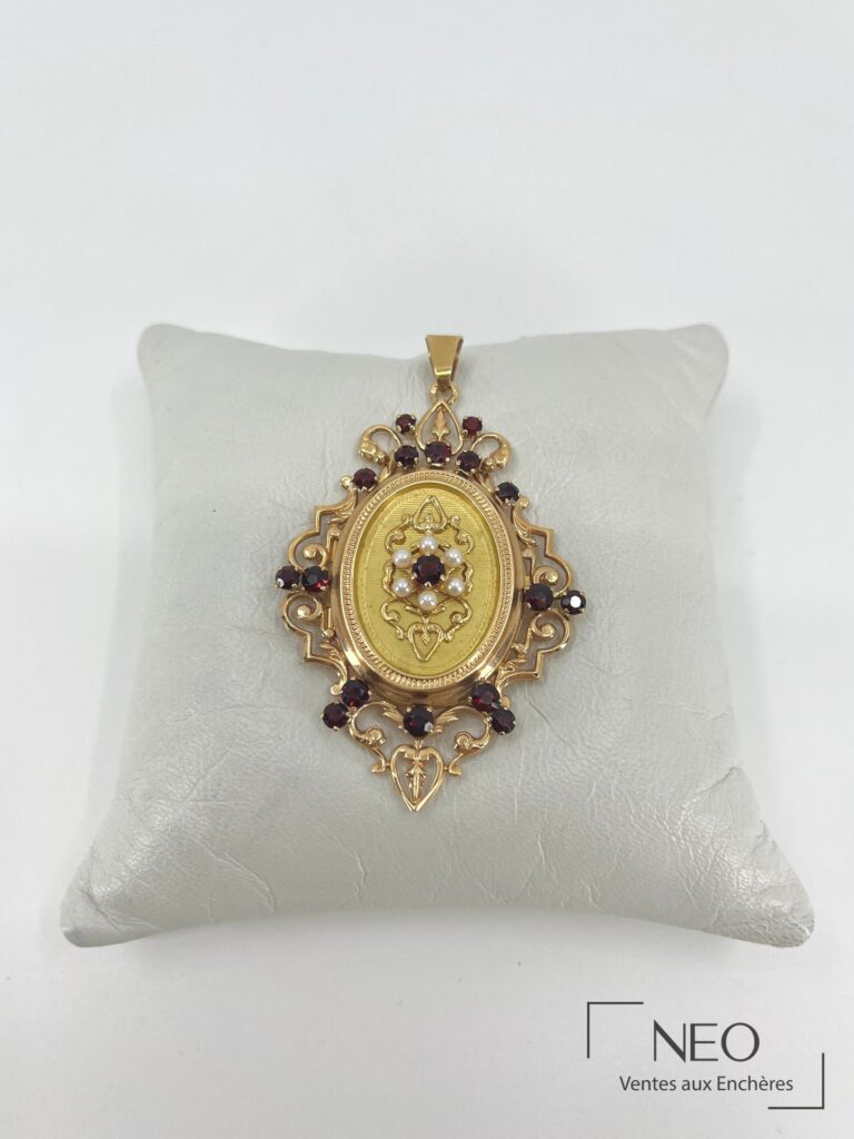 Pendentif médaillon en or jaune orné de rubis et de perles de culture