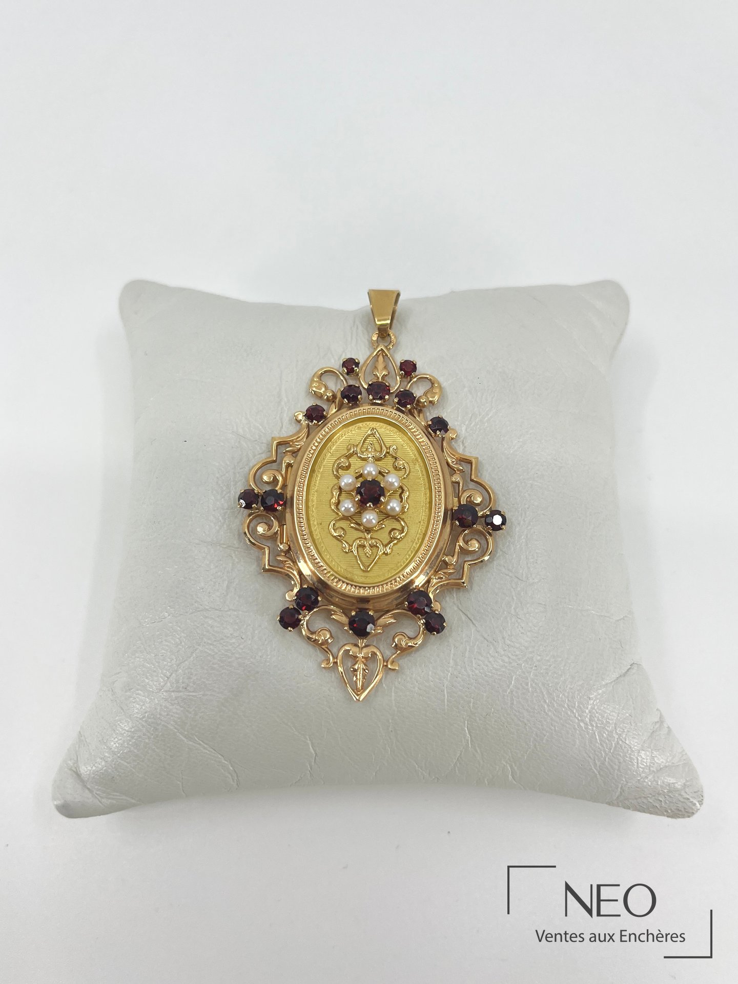 Pendentif médaillon en or jaune orné de rubis et de perles de culture