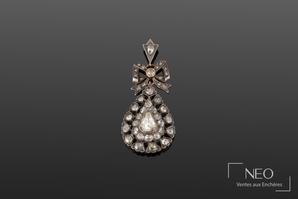 Pendentif nœud de rubans vu de face