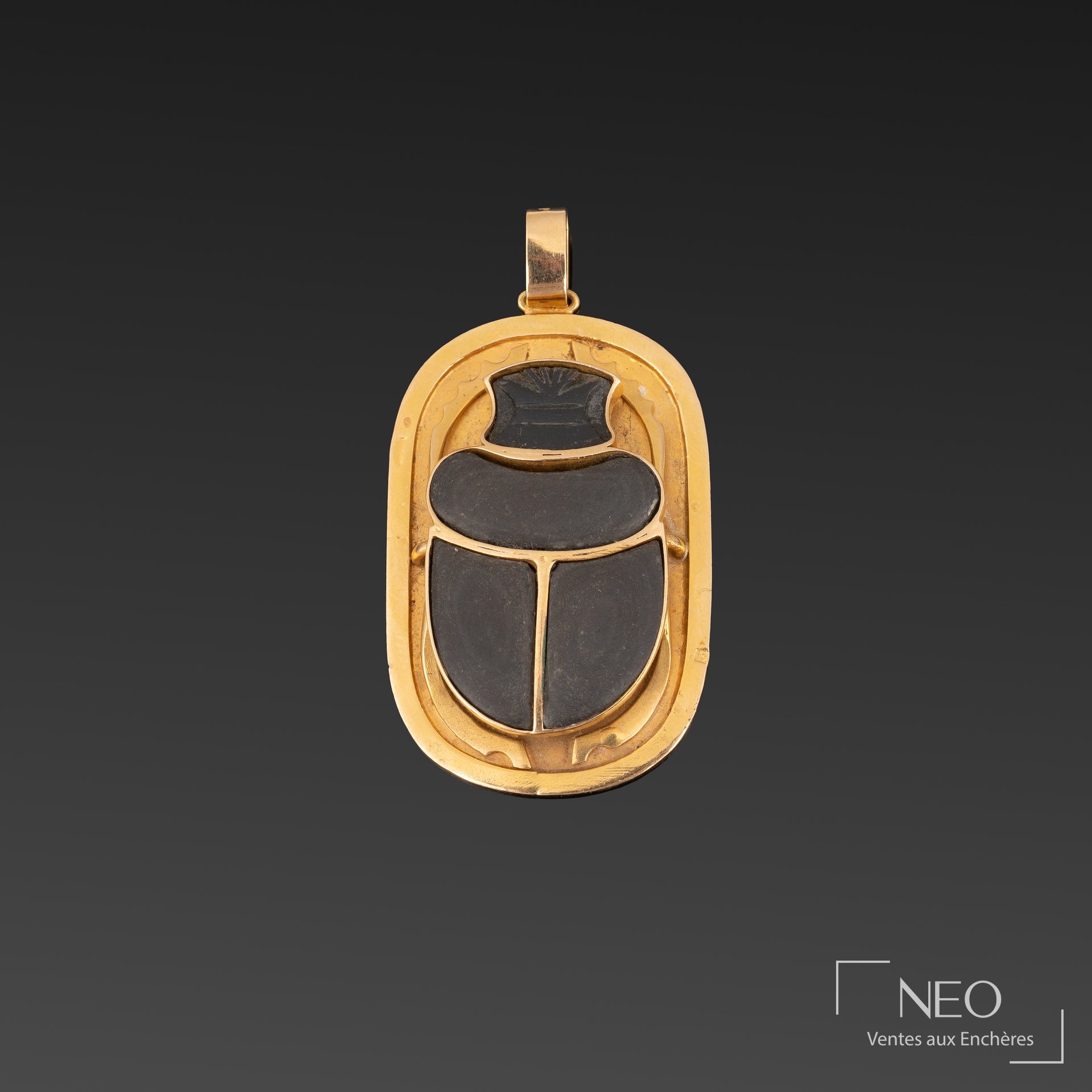 Pendentif oblong en or jaune et bois noirci