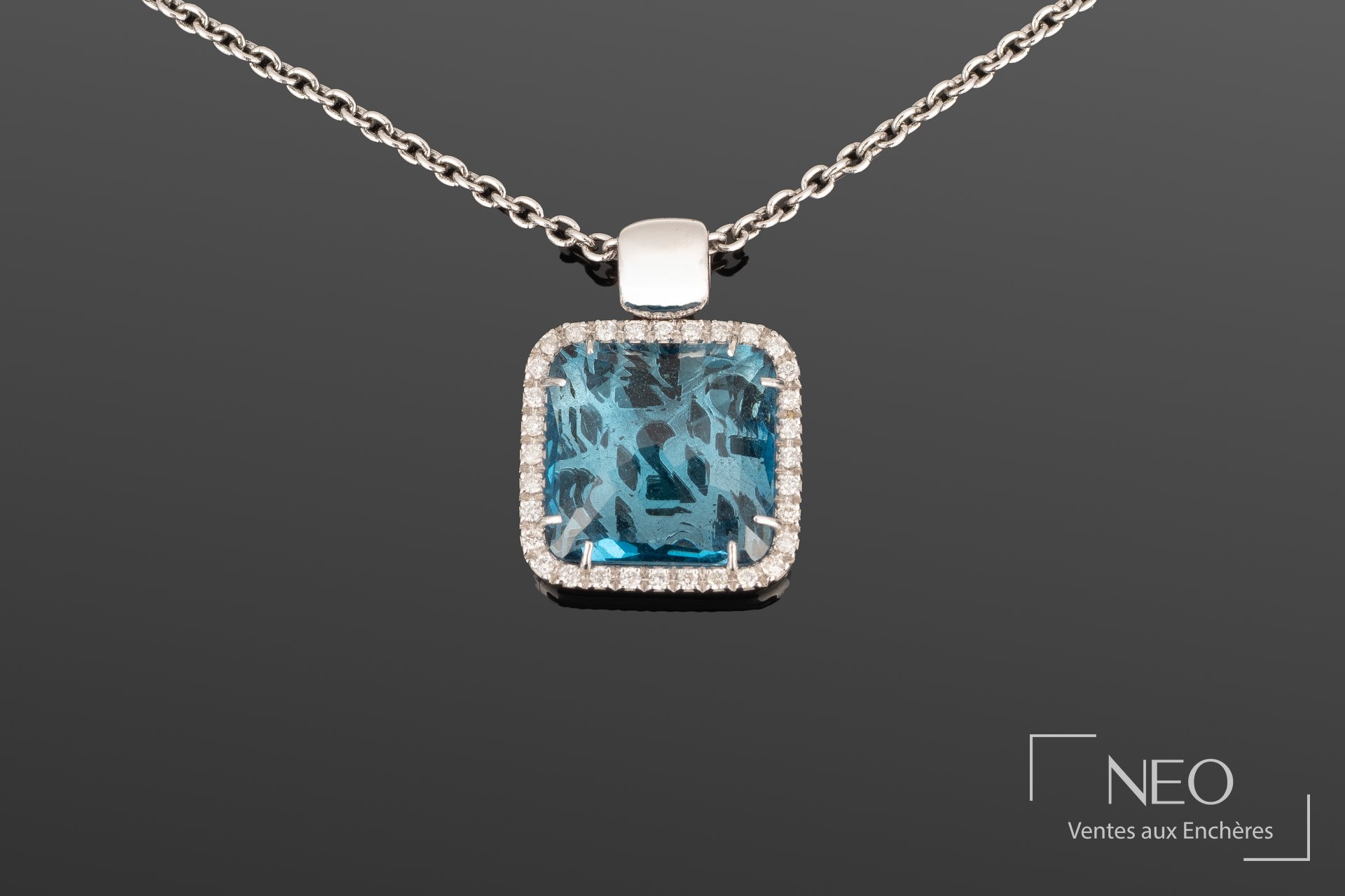 Pendentif carré en topaze london entourée de diamants sur chaîne en or gris