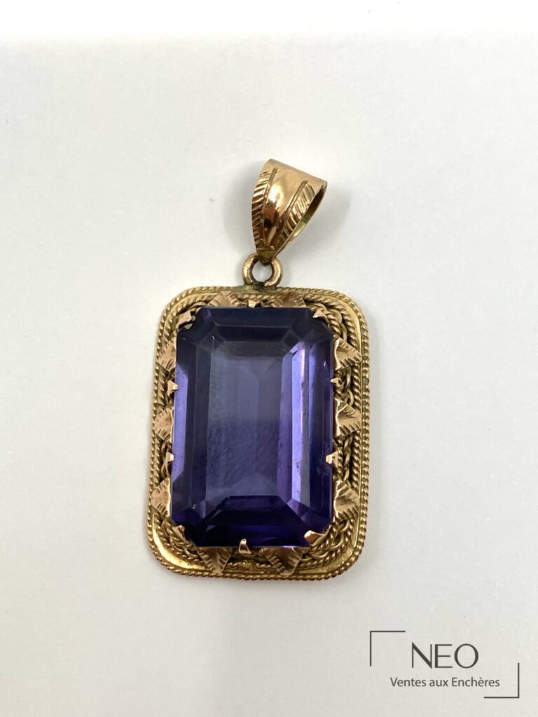 Pendentif en or jaune serti d'un grand verre violacé rectangulaire