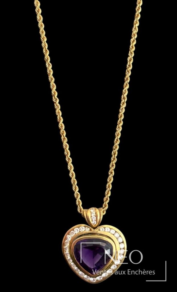 Pendentif cœur en or jaune avec améthyste centrale et entourage de pierres blanches sur chaîne torsadée