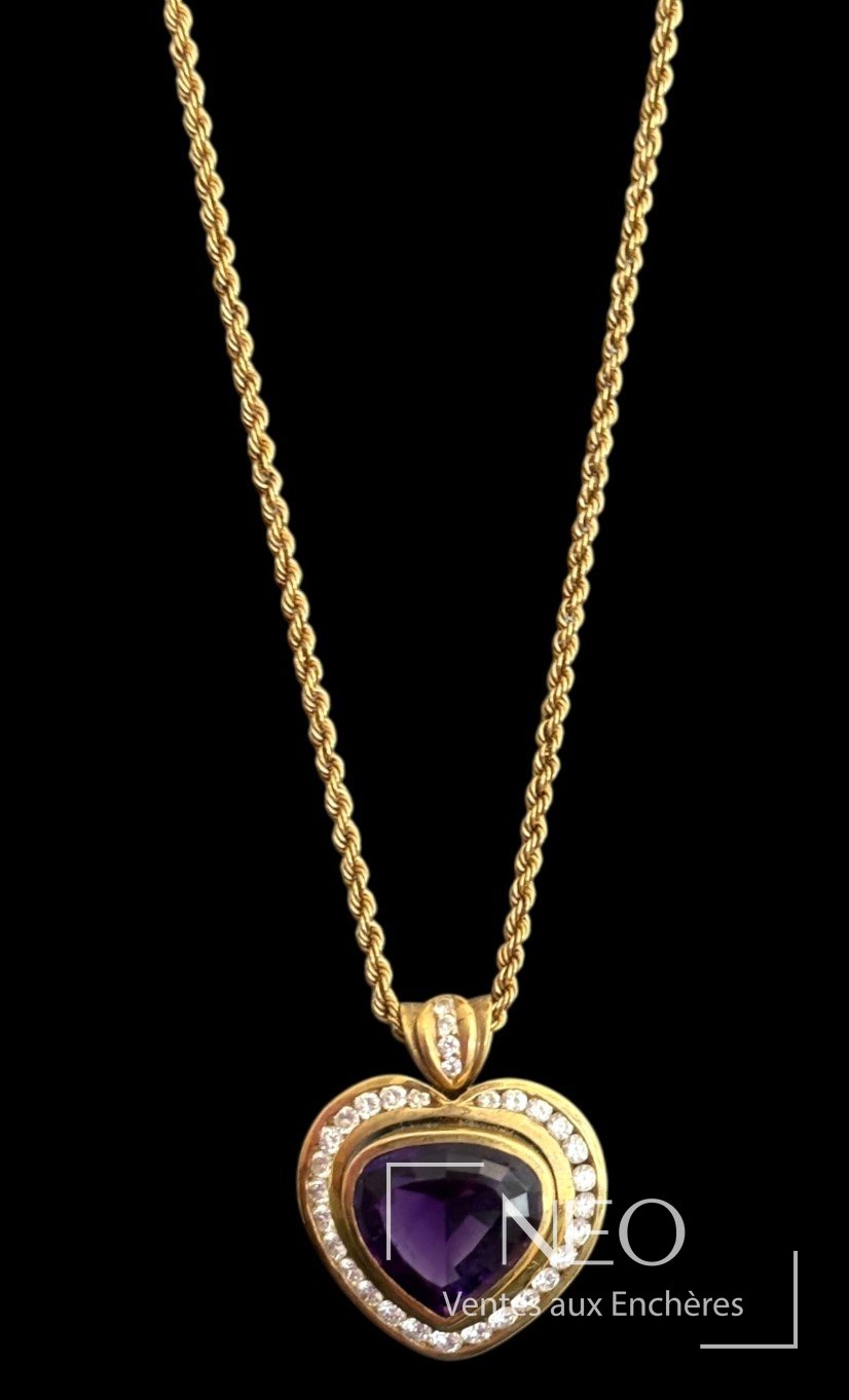 Pendentif cœur en or jaune avec améthyste centrale et entourage de pierres blanches sur chaîne torsadée