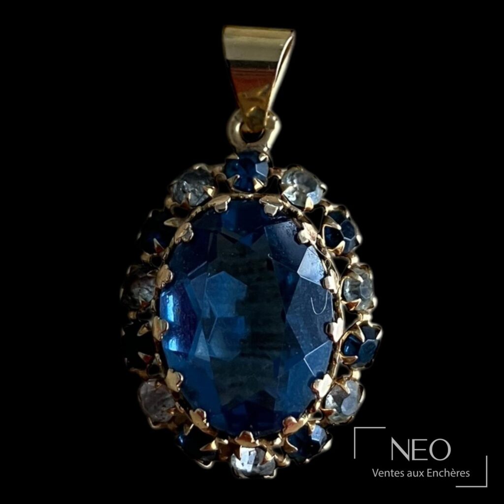 Pendentif marquise en or jaune avec pierre bleue centrale et entourage de pierres blanches et bleues