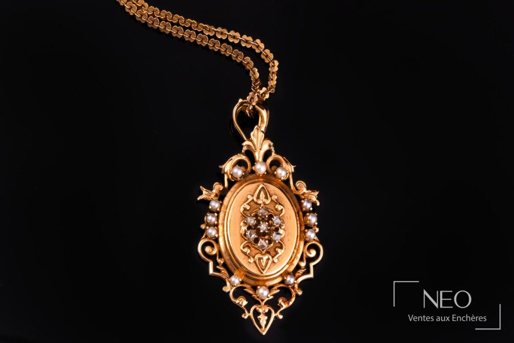 Pendentif en or jaune orné de perles blanches et diamants