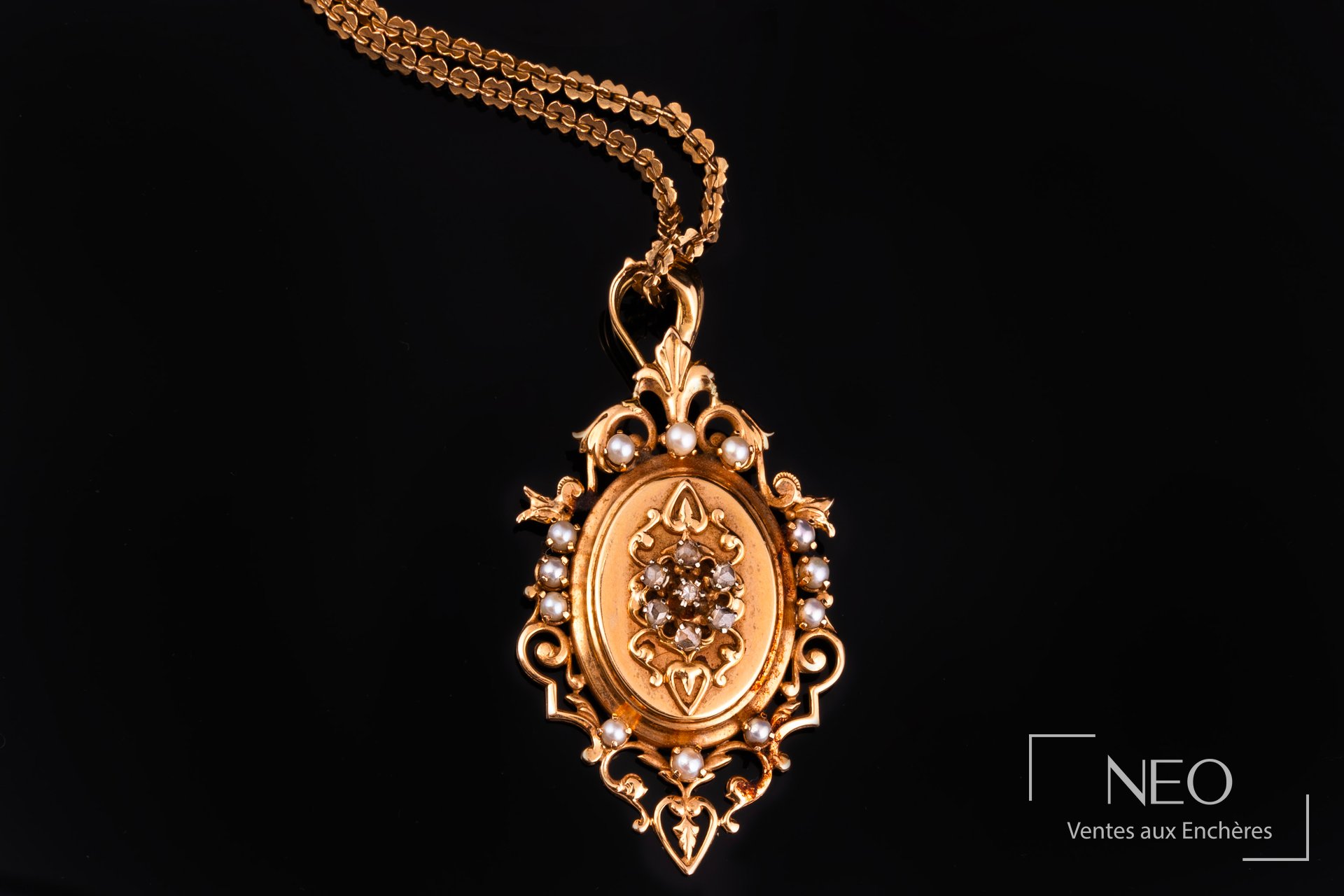 Pendentif en or jaune orné de perles blanches et diamants