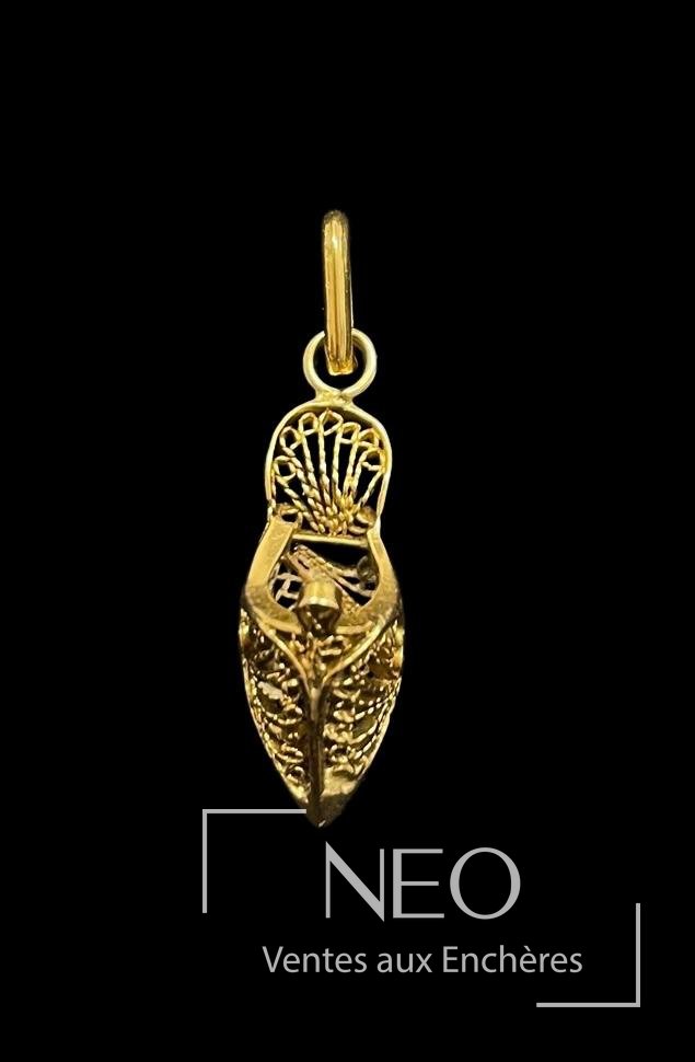 Pendentif en or jaune filigrané figurant une babouche