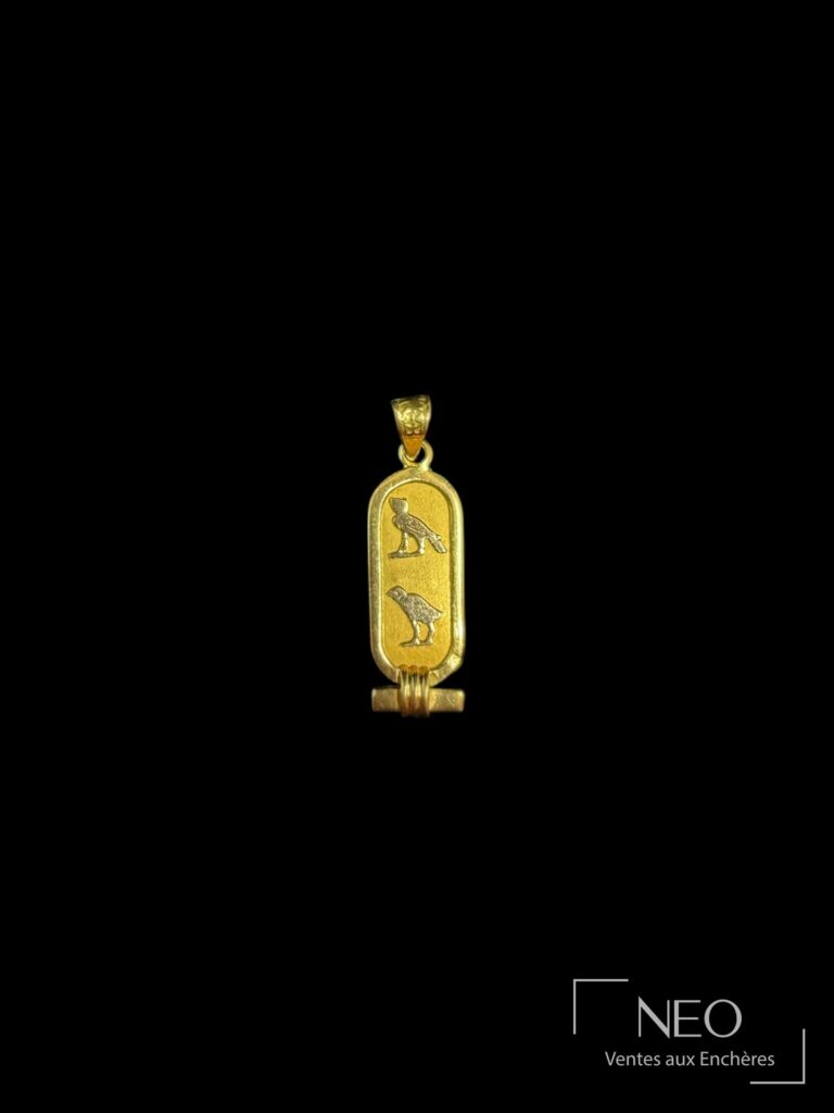 Pendentif en or jaune avec décor de hiéroglyphes vu de face