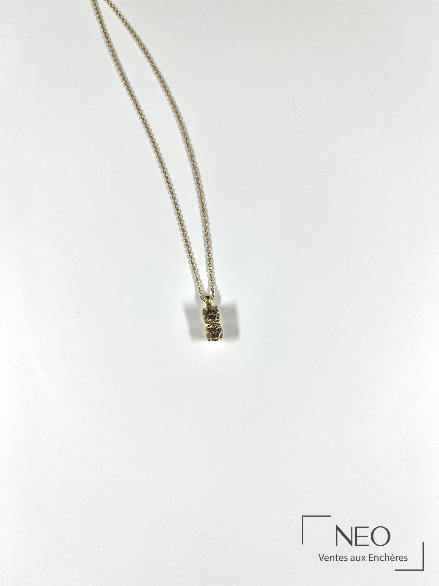 Pendentif et chaîne en or jaune 18 carats, deux diamants taille brillant