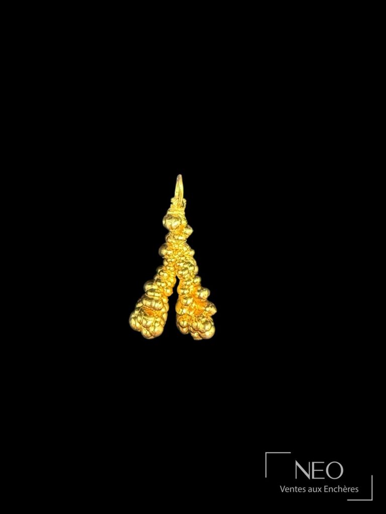 Pendentif organique en or jaune sur fond noir