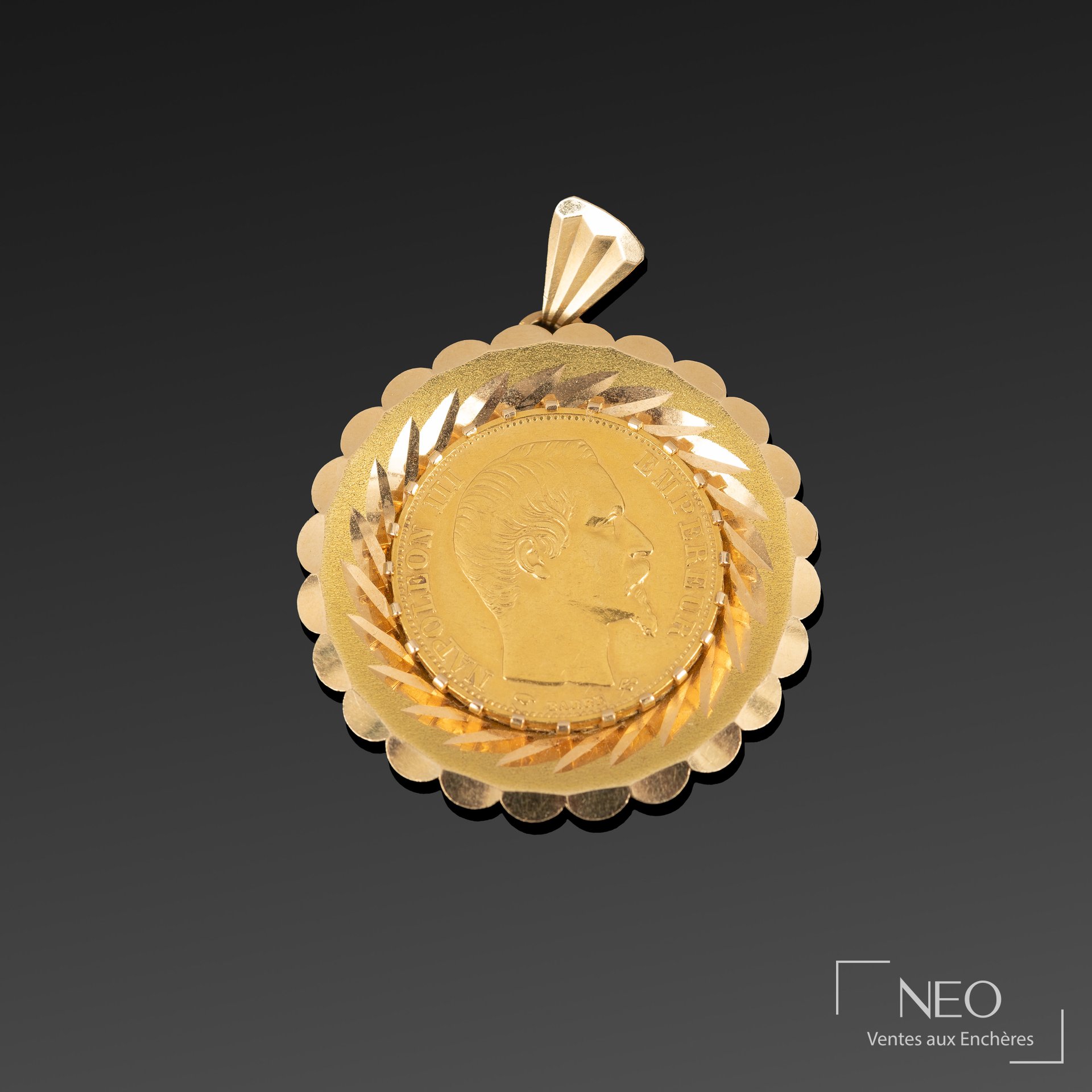 Pendentif en or jaune retenant une pièce de 20 francs or Napoléon III