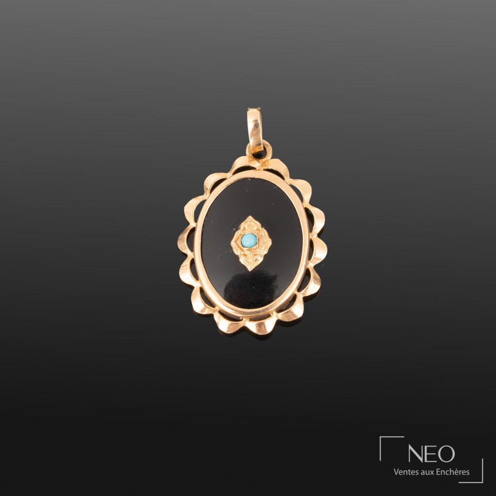 Pendentif ovale polylobé en or jaune avec pierre noire et détail turquoise central