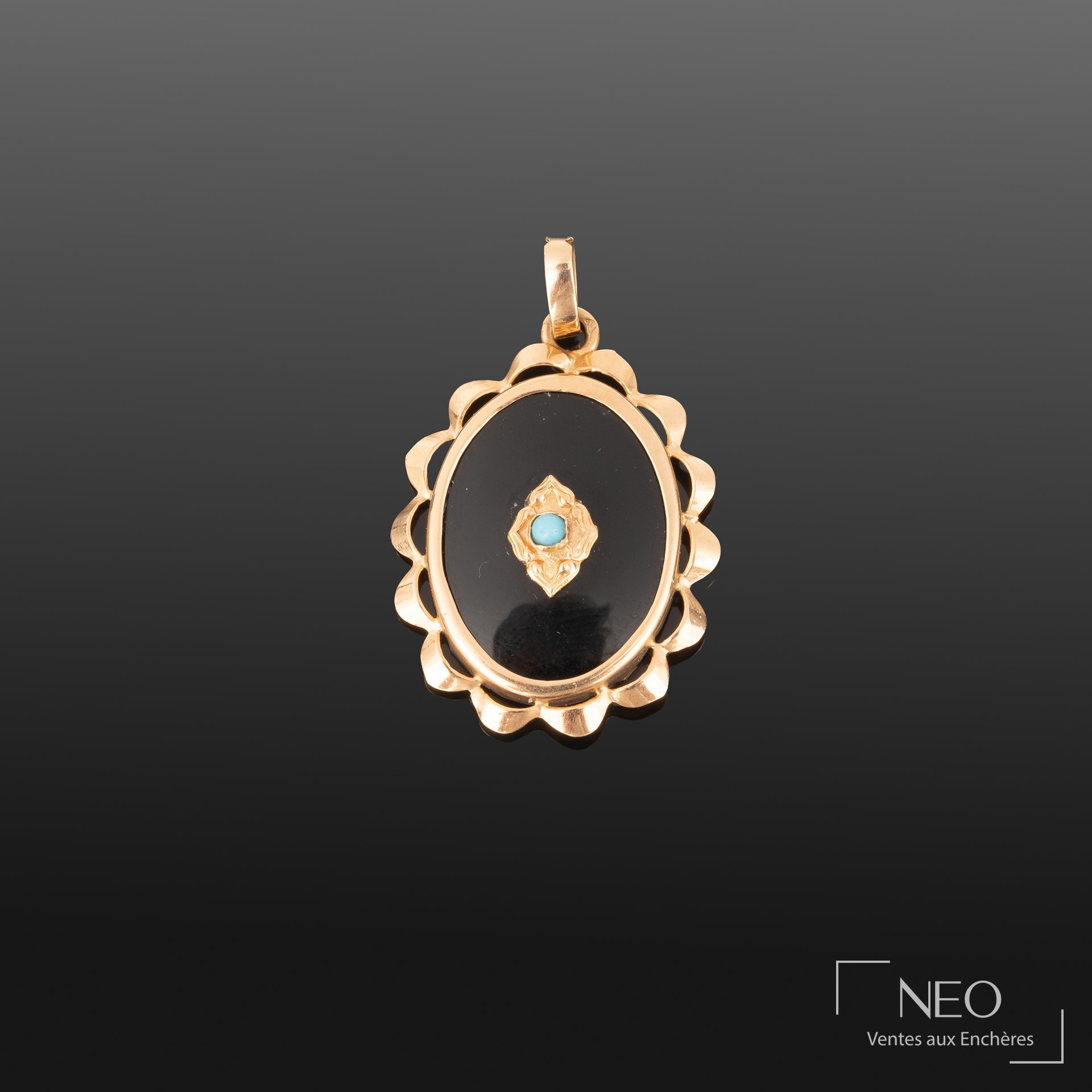 Pendentif ovale polylobé en or jaune 18K et pierre noire