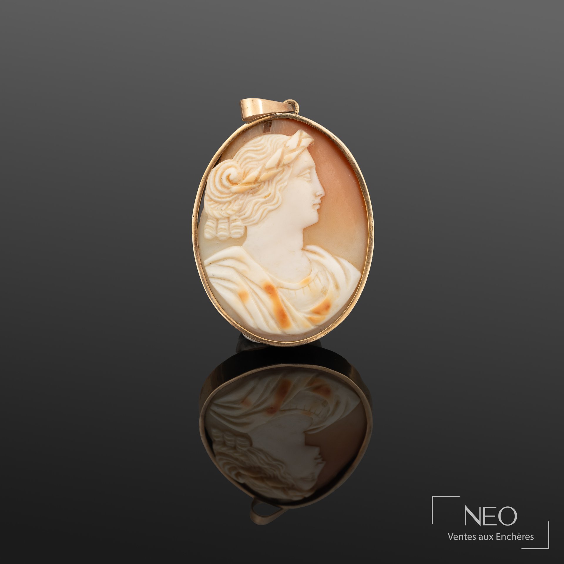 Pendentif ovale en or jaune avec camée sur coquillage représentant un profil de femme