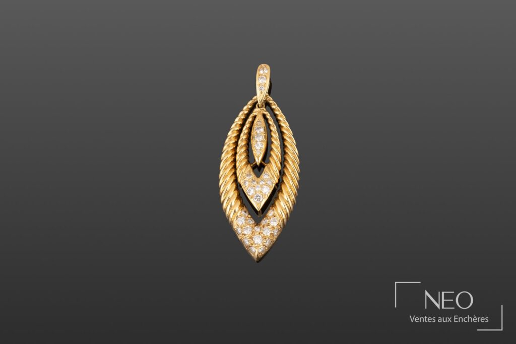 Pendentif en or jaune à deux motifs ajourés sertis de diamants