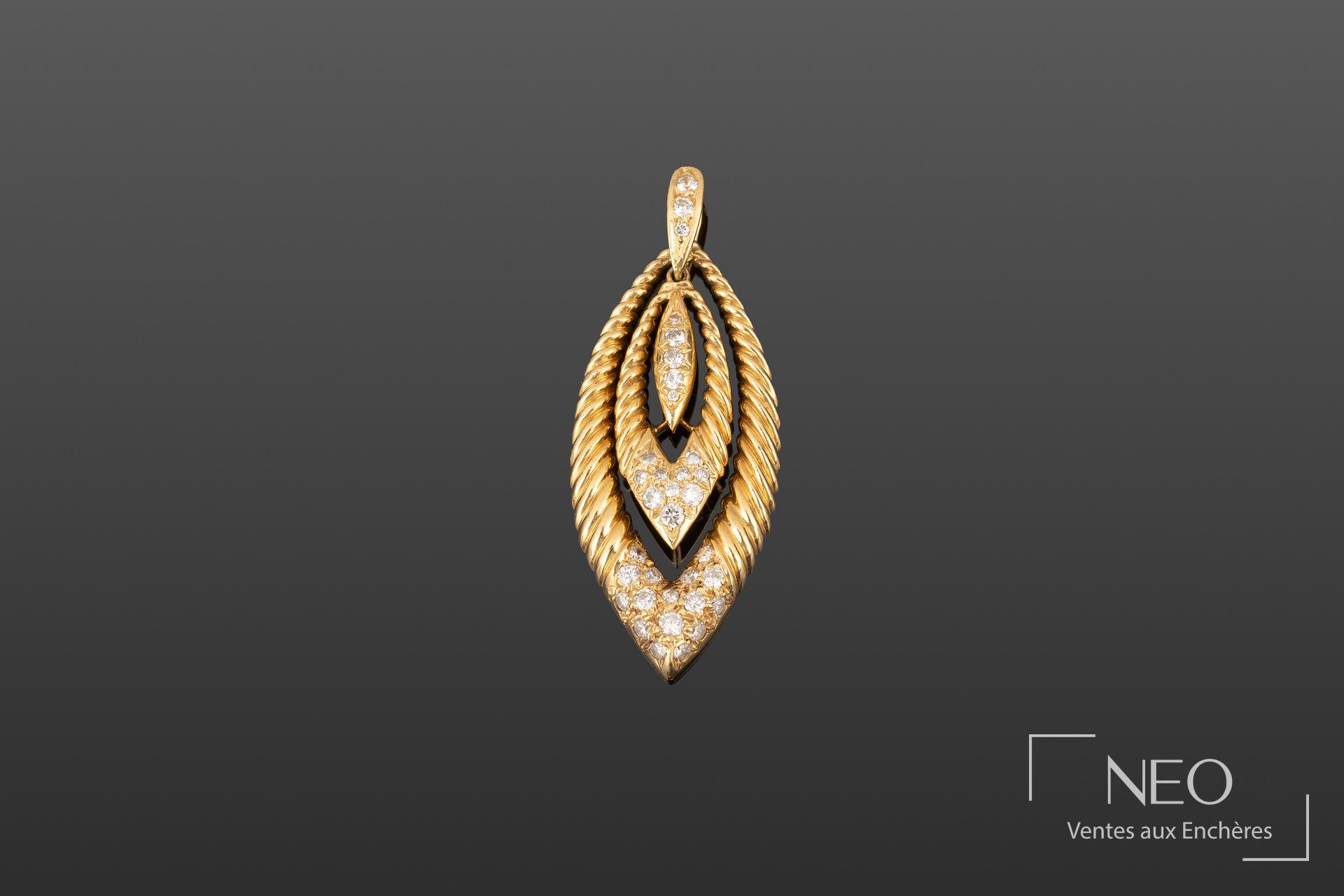Pendentif en or jaune à deux motifs ajourés sertis de diamants