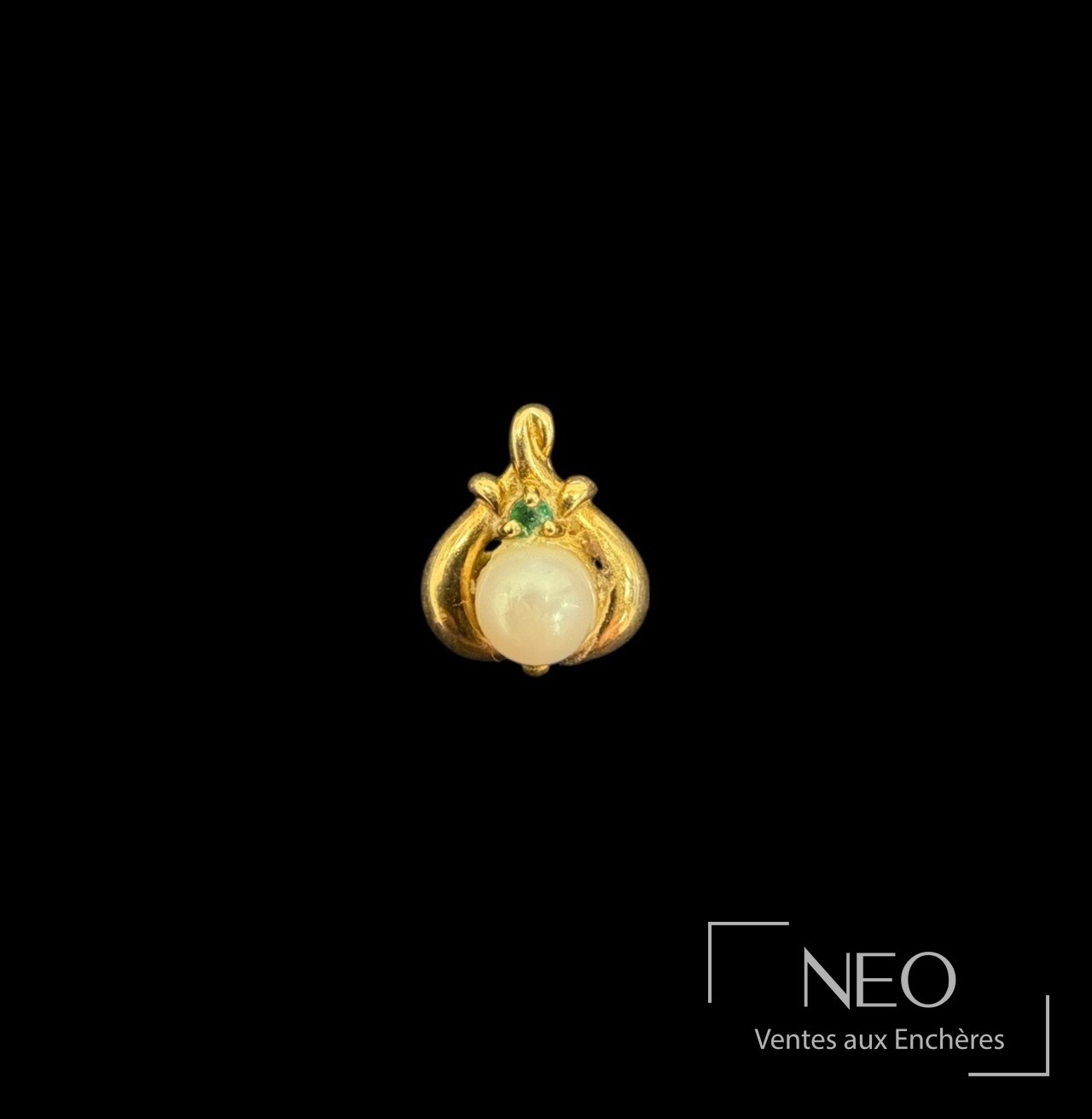 Pendentif en or jaune avec perle de culture blanche et petite pierre verte