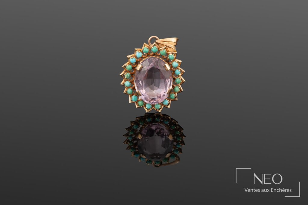 Pendentif en or jaune avec améthyste ovale et entourage de demi-perles turquoise