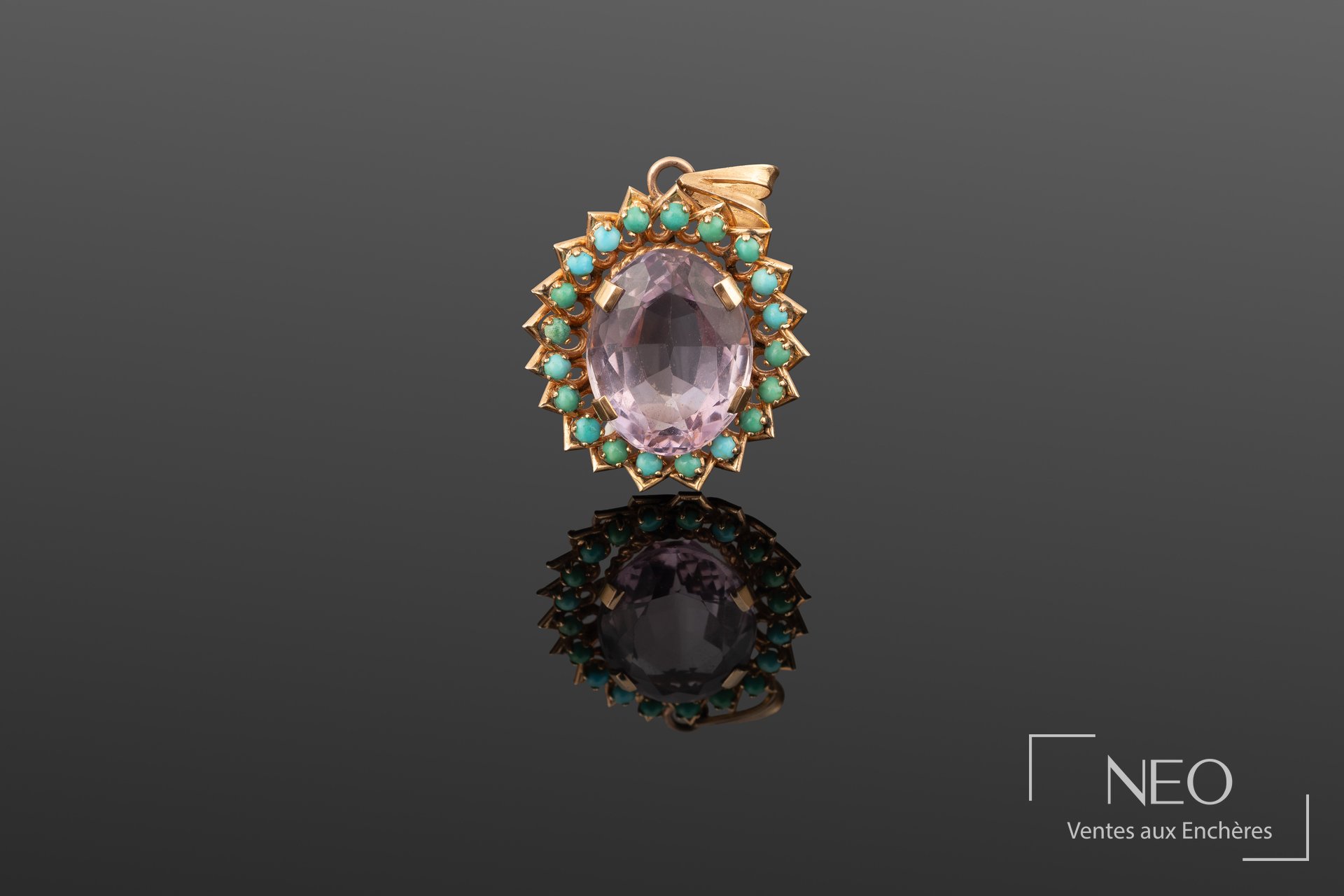 Pendentif en or jaune avec améthyste ovale et entourage de demi-perles turquoise