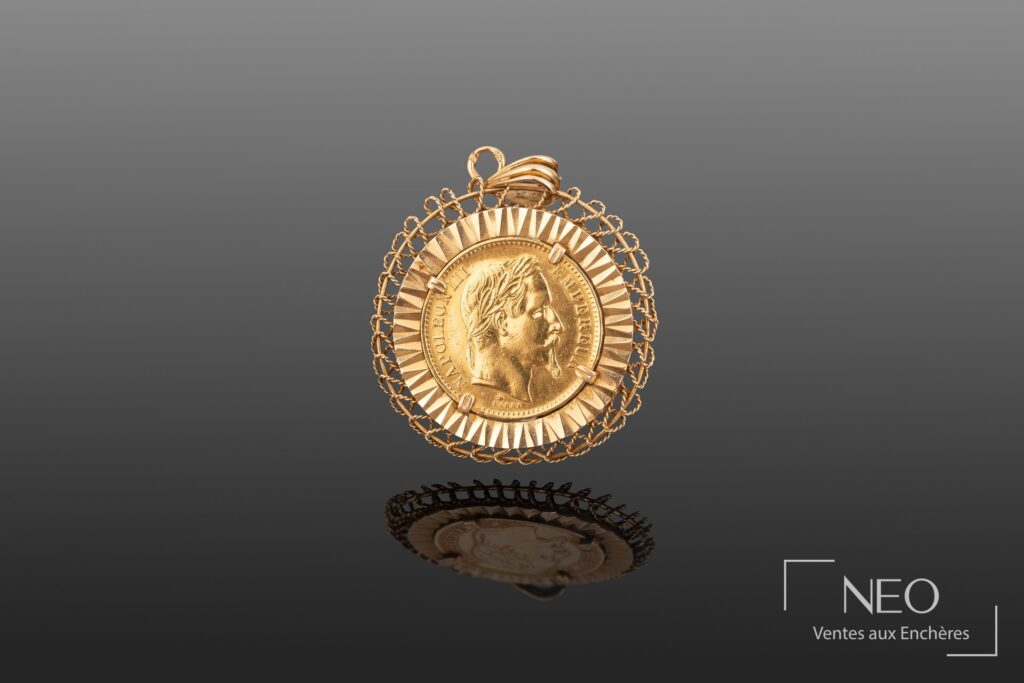 Pendentif en or jaune avec pièce Napoléon III tête laurée au centre