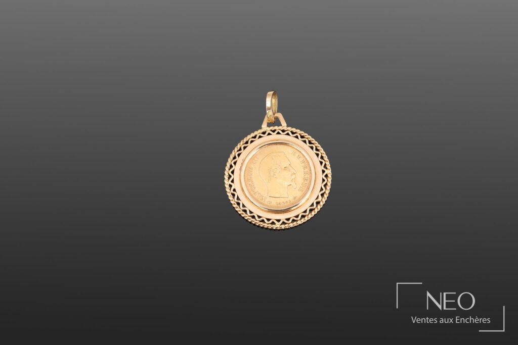 Pendentif ajouré en or jaune avec une pièce de 10 francs Napoléon III au centre