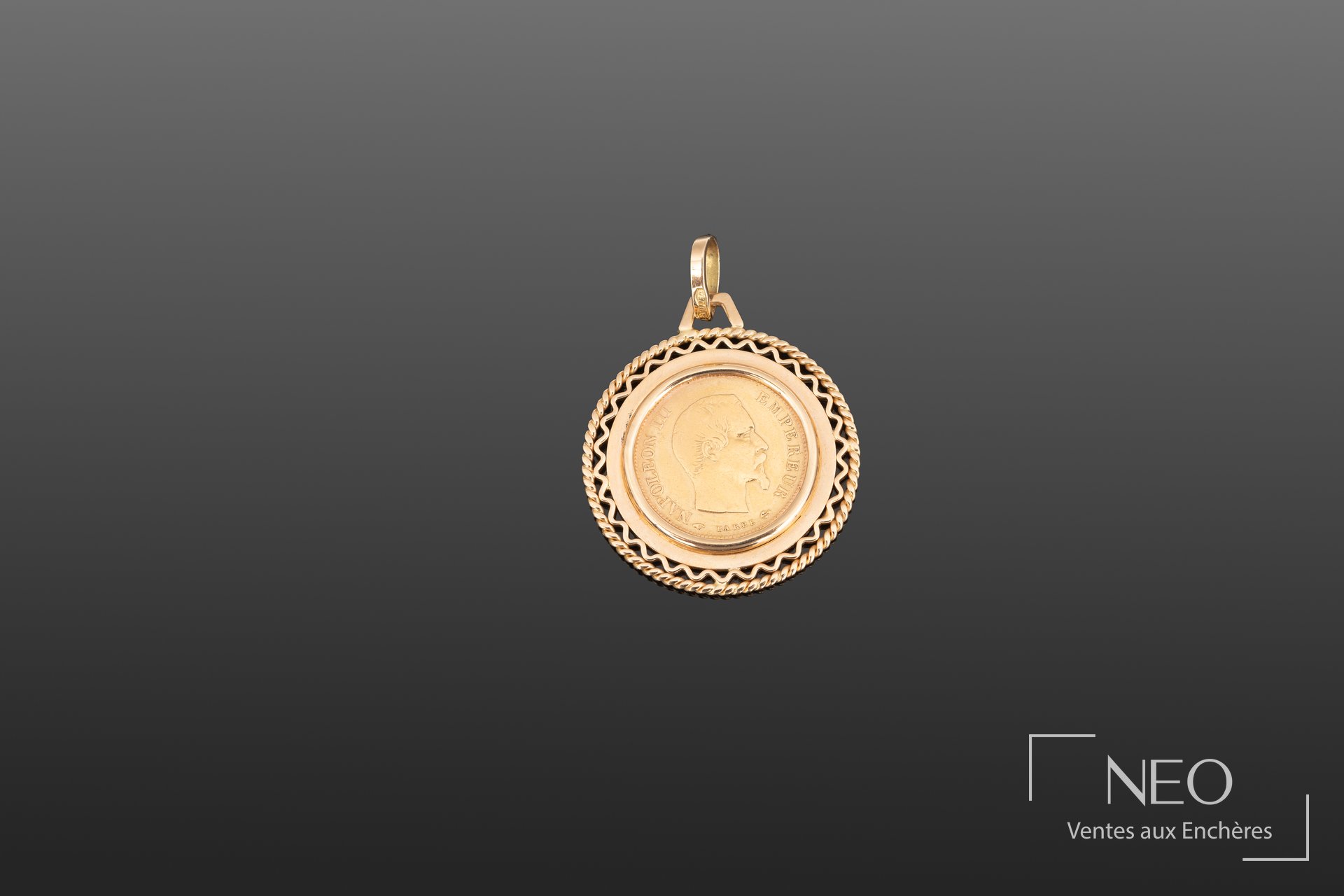 Pendentif ajouré en or jaune avec une pièce de 10 francs Napoléon III au centre