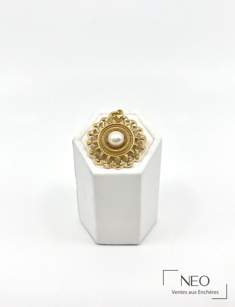 Pendentif rond ajouré en or jaune avec perle de culture au centre