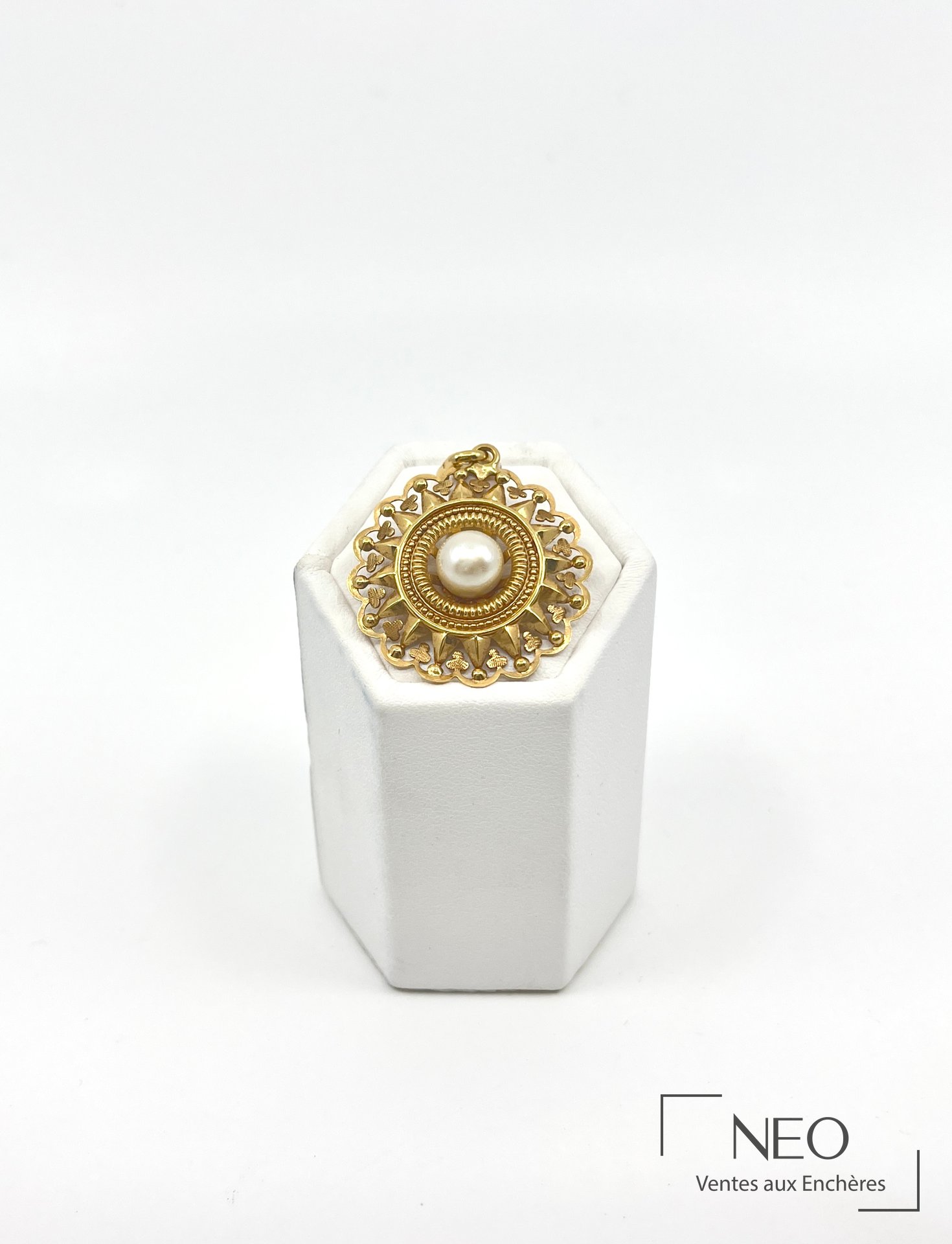 Pendentif rond ajouré en or jaune avec perle de culture au centre