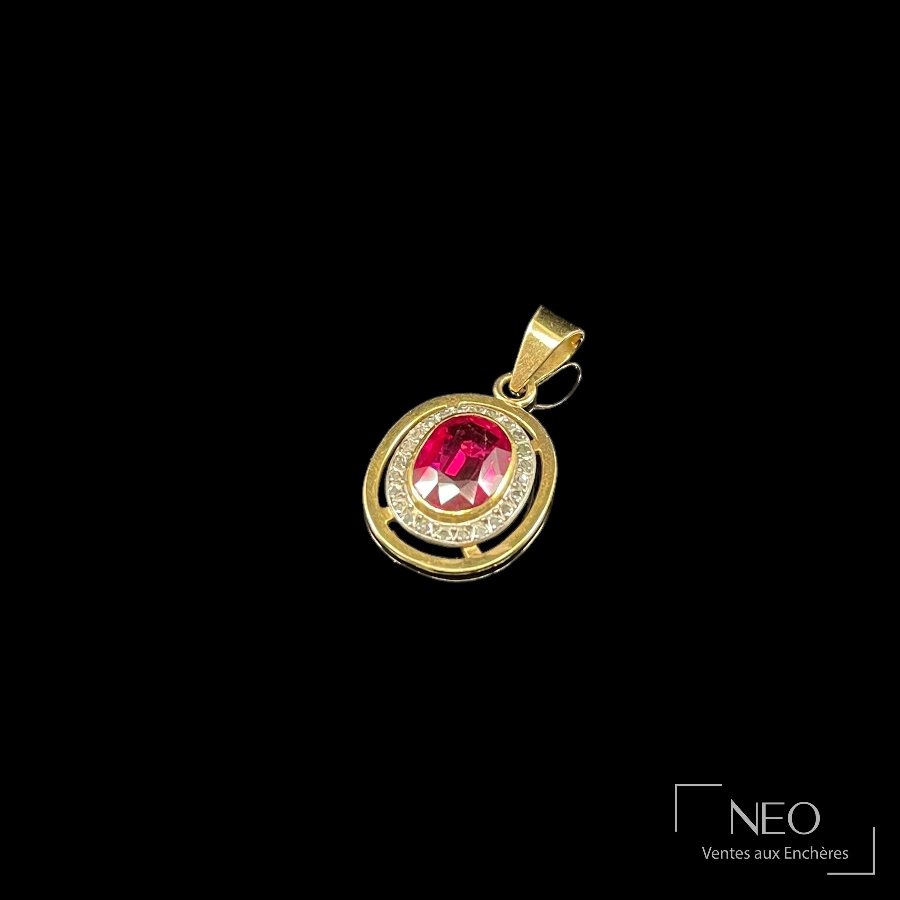 Pendentif en or jaune 18 carats et platine, pierre rouge synthétique