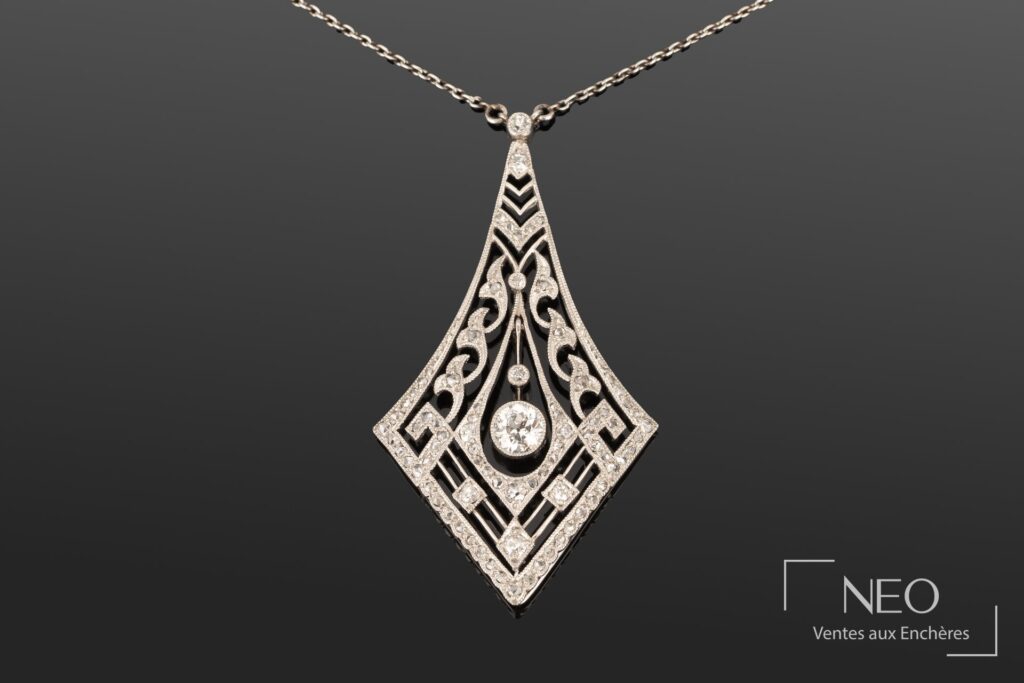 Pendentif géométrique en or et platine serti de diamants