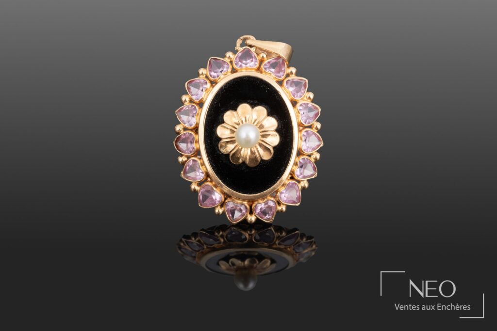 Pendentif ovale en or rose avec pierre noire centrale