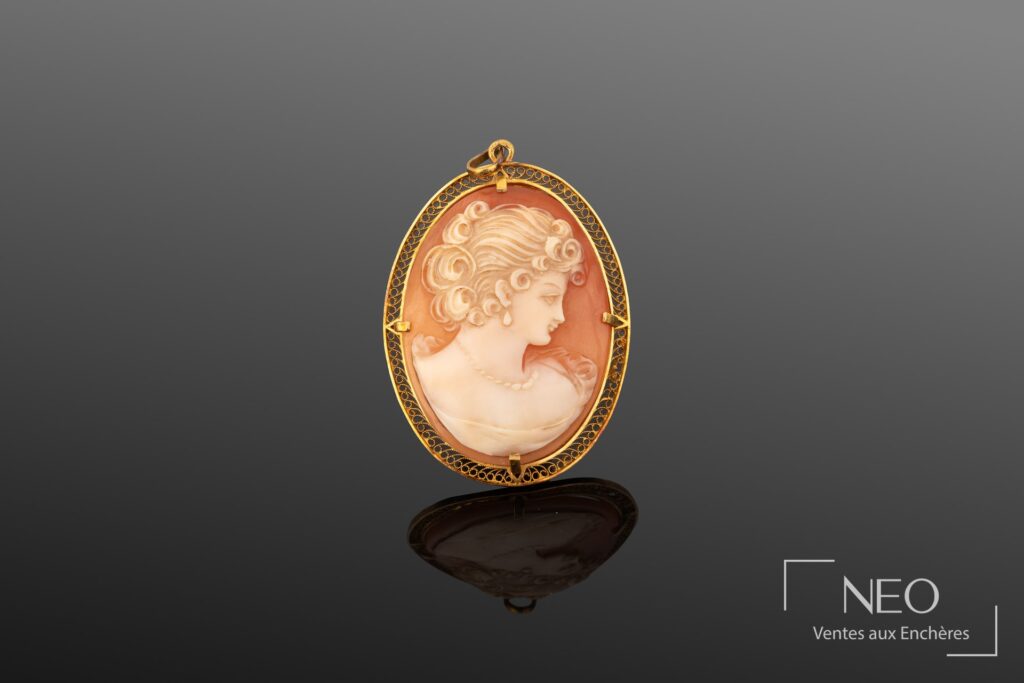 Pendentif ovale en or jaune avec camée sur coquillage orangé
