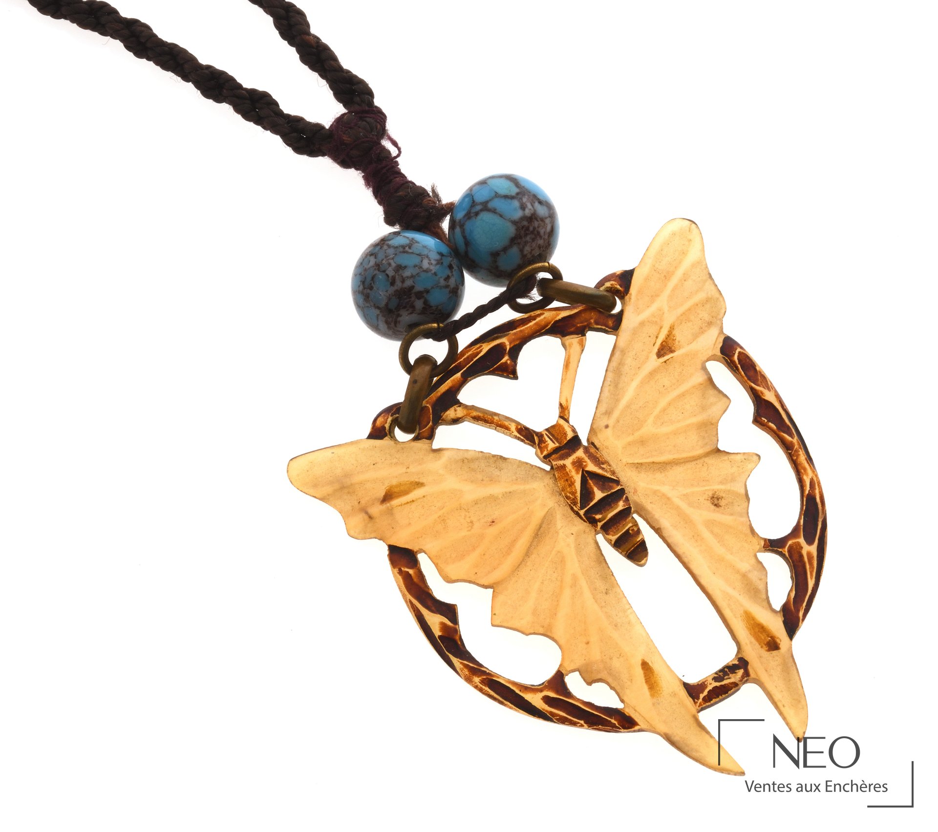 Pendentif papillon en corne sculptée et teintée, époque Art Nouveau