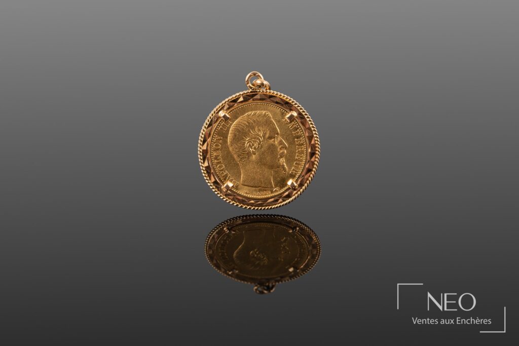 Pendentif en or retenant une pièce de 20 francs Napoléon III tête nue