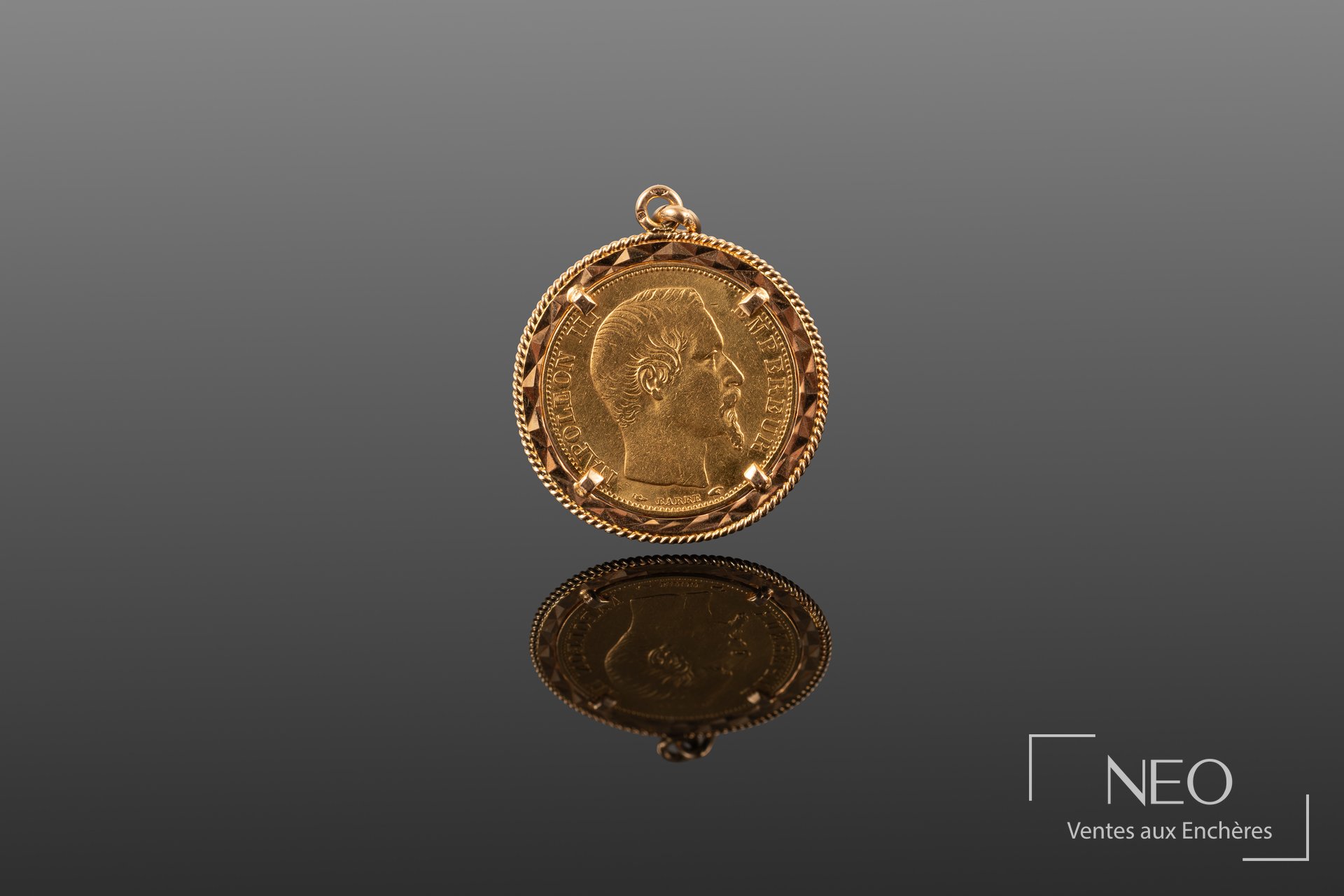 Pendentif en or retenant une pièce de 20 francs Napoléon III tête nue