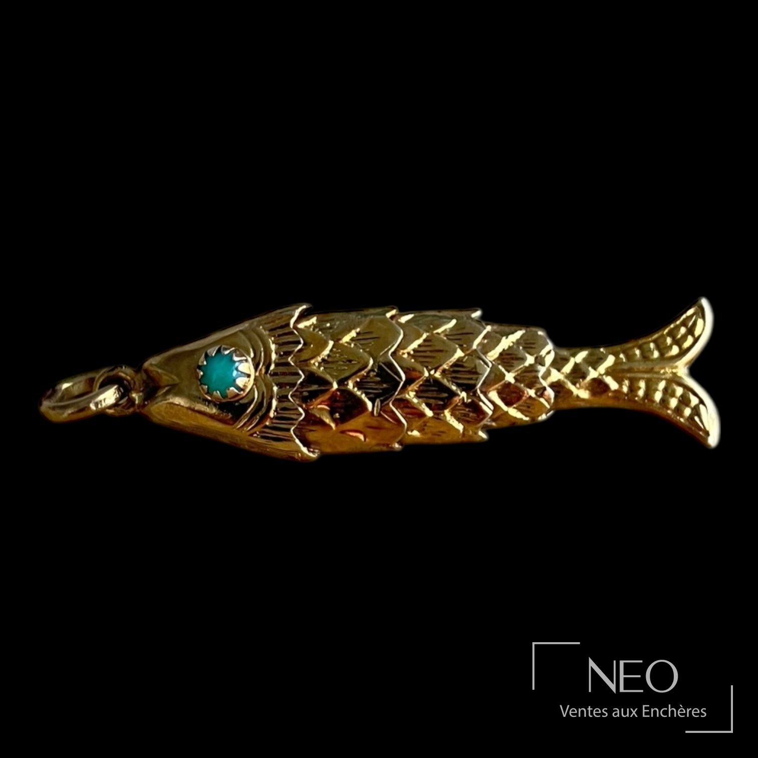 Pendentif poisson articulé en or jaune avec œil serti d'une pierre verte