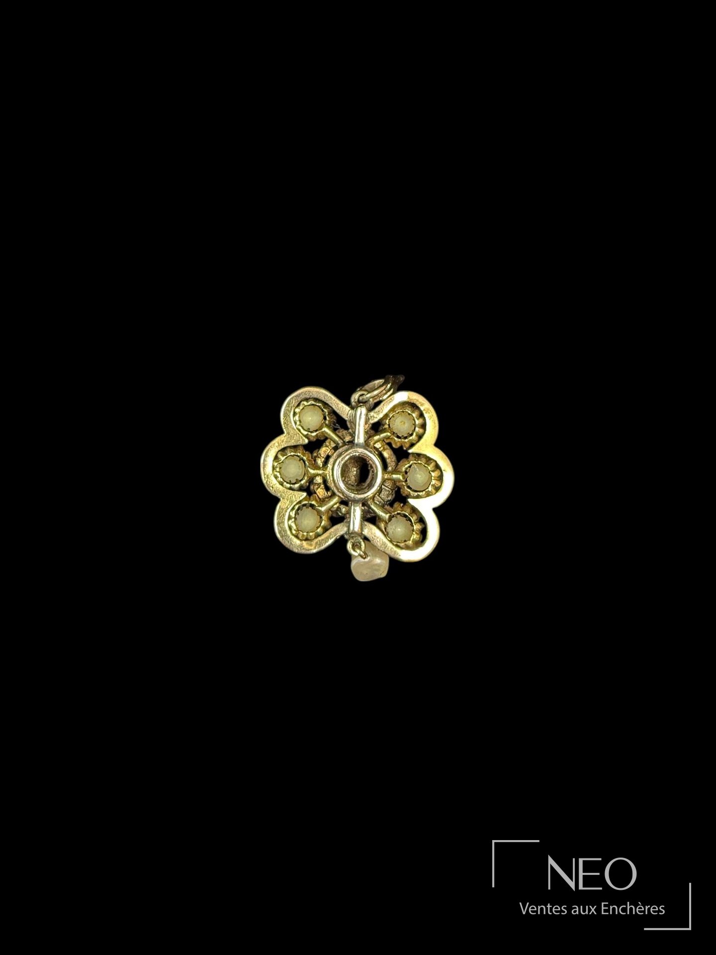 Revers d’un pendentif polylobé ajouré en or jaune