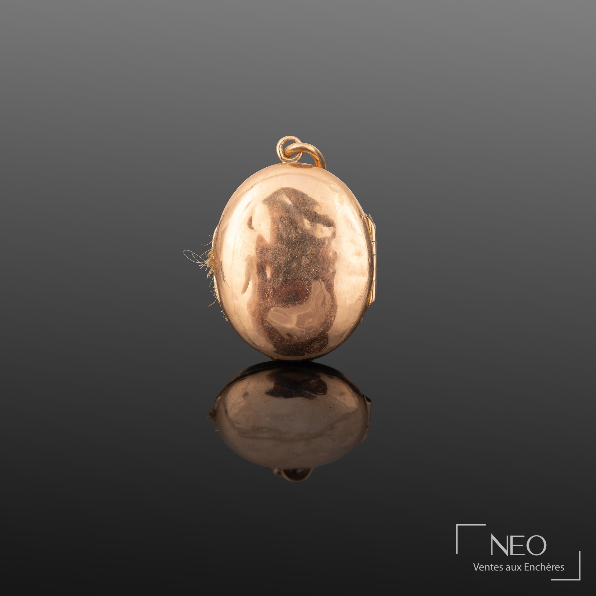 Pendentif porte-photo ovale en or jaune avec décor central