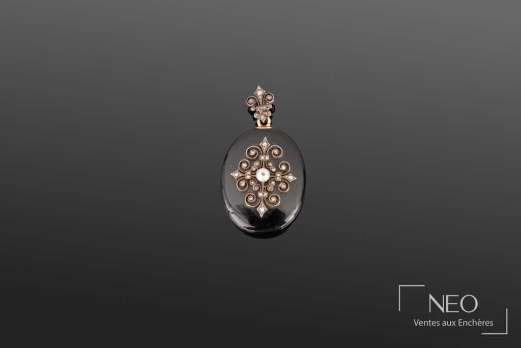 Pendentif porte photo ovale en onyx avec motif fleurdelysé et perle centrale