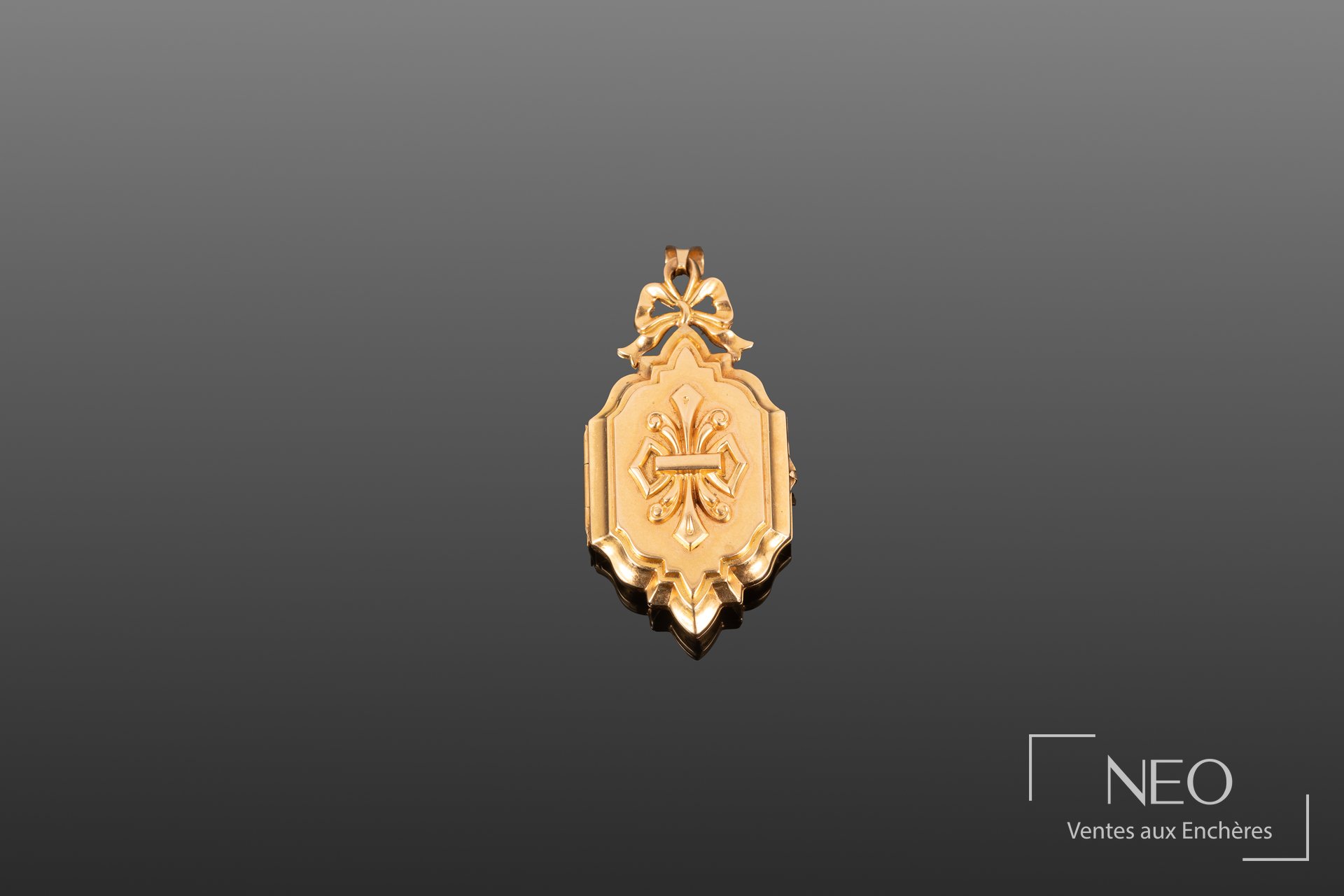 Pendentif porte-photo en or jaune à forme losangique et bélière en noeud