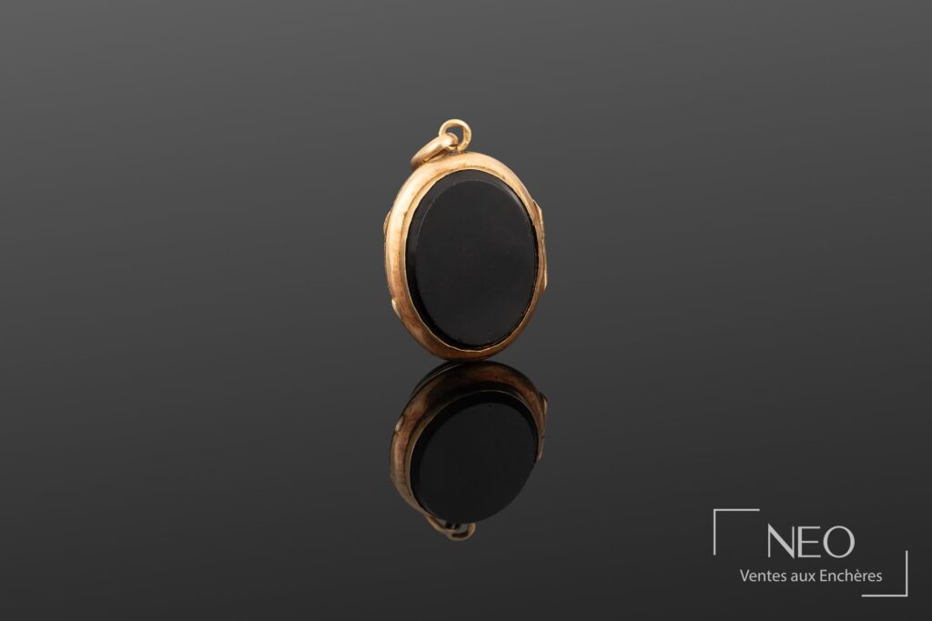 Pendentif porte-photo ovale en or jaune et pierre noire