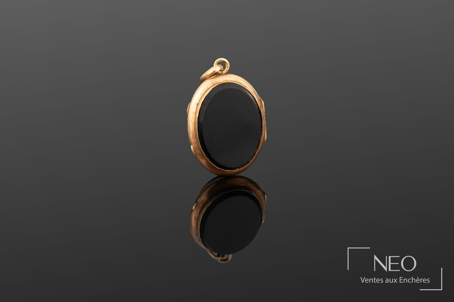 Pendentif porte-photo ovale en or jaune et pierre noire