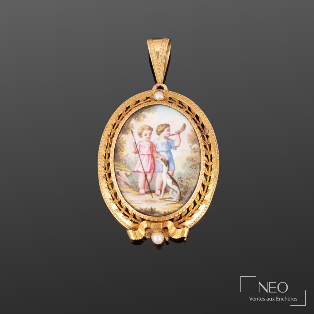 Pendentif porte-photo ovale en or jaune avec miniature peinte de deux enfants et d'un lévrier