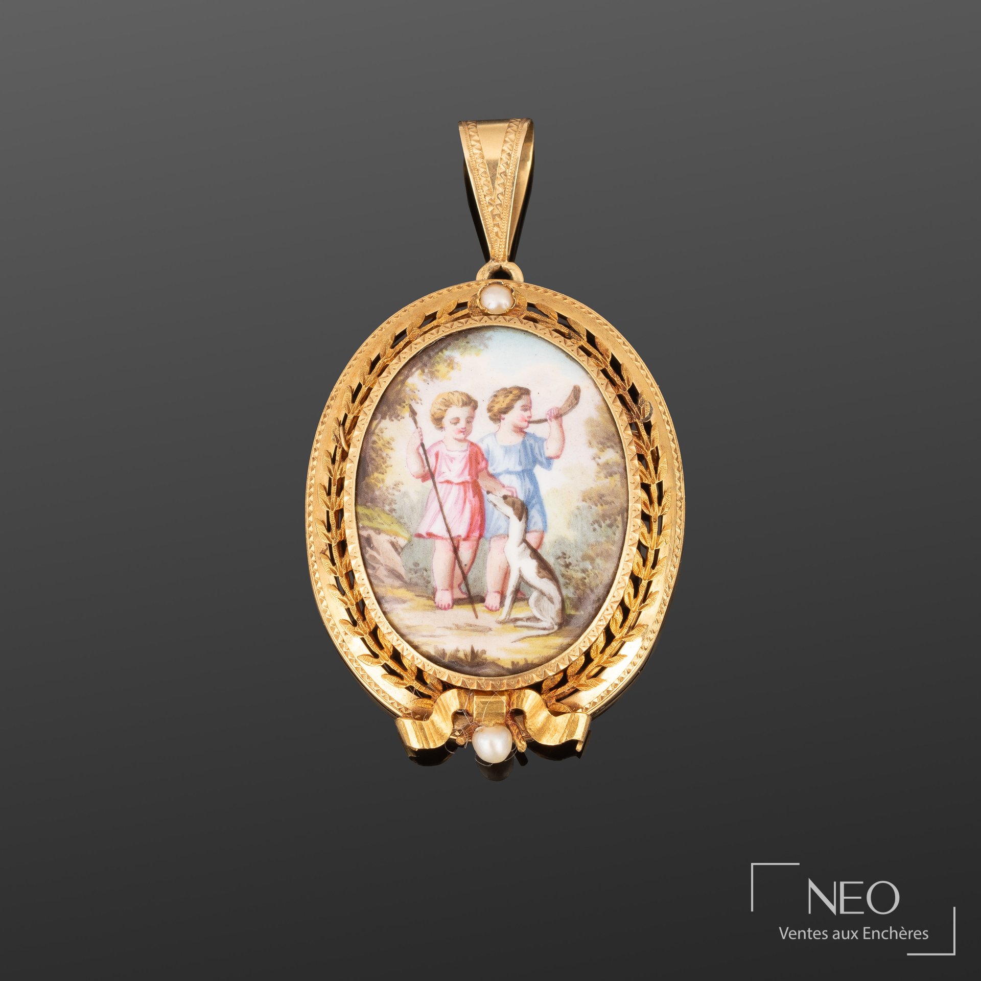 Pendentif porte-photo ovale en or jaune avec miniature peinte de deux enfants et d'un lévrier