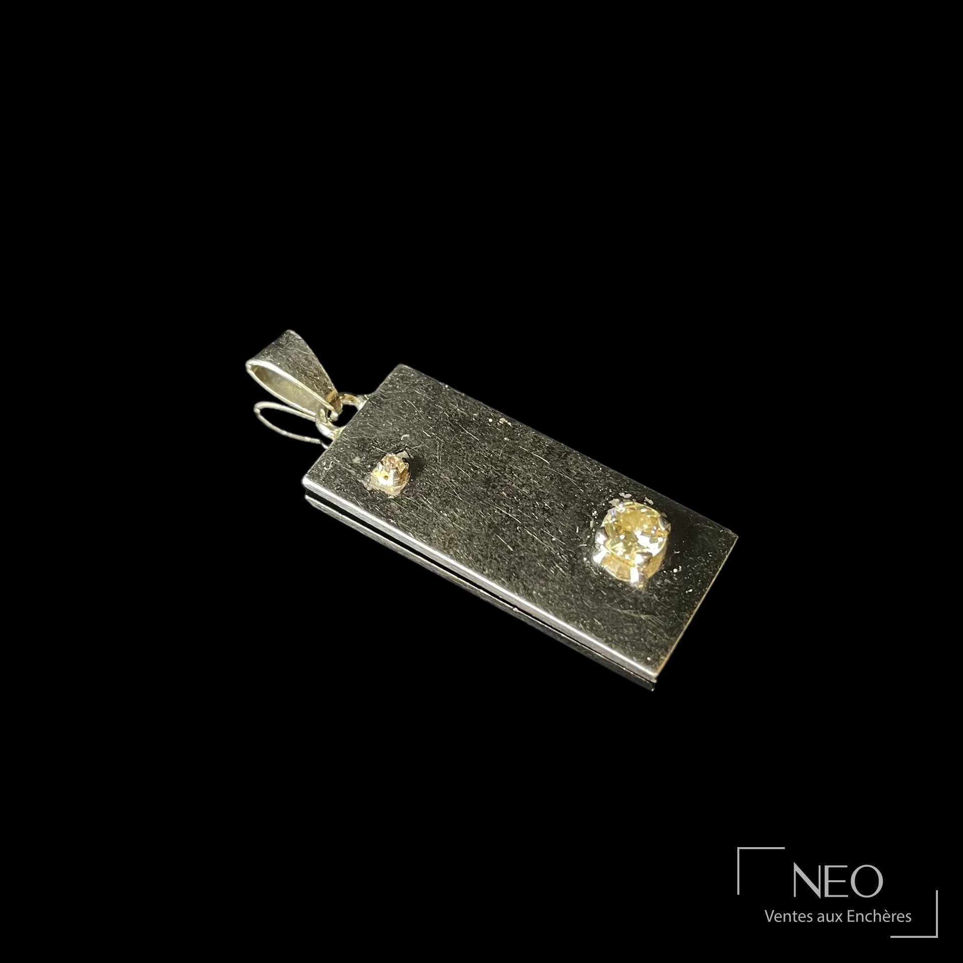 Pendentif rectangulaire en or gris avec deux diamants anciens