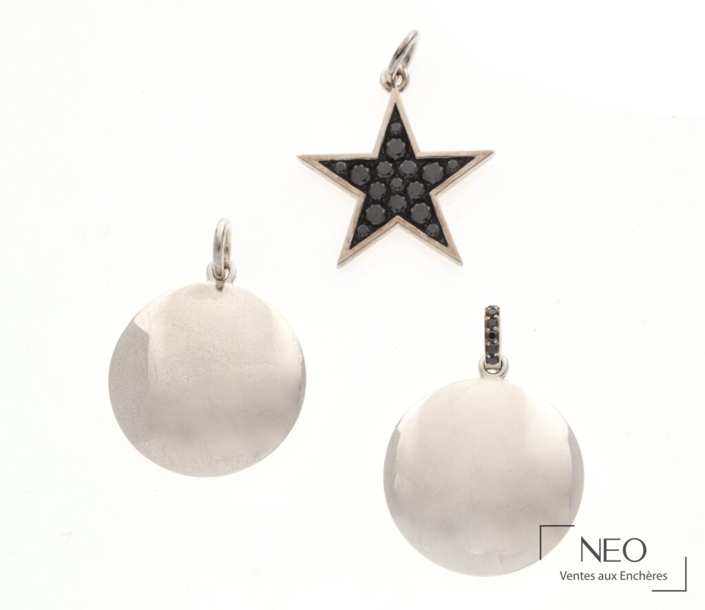 Trois pendentifs en argent