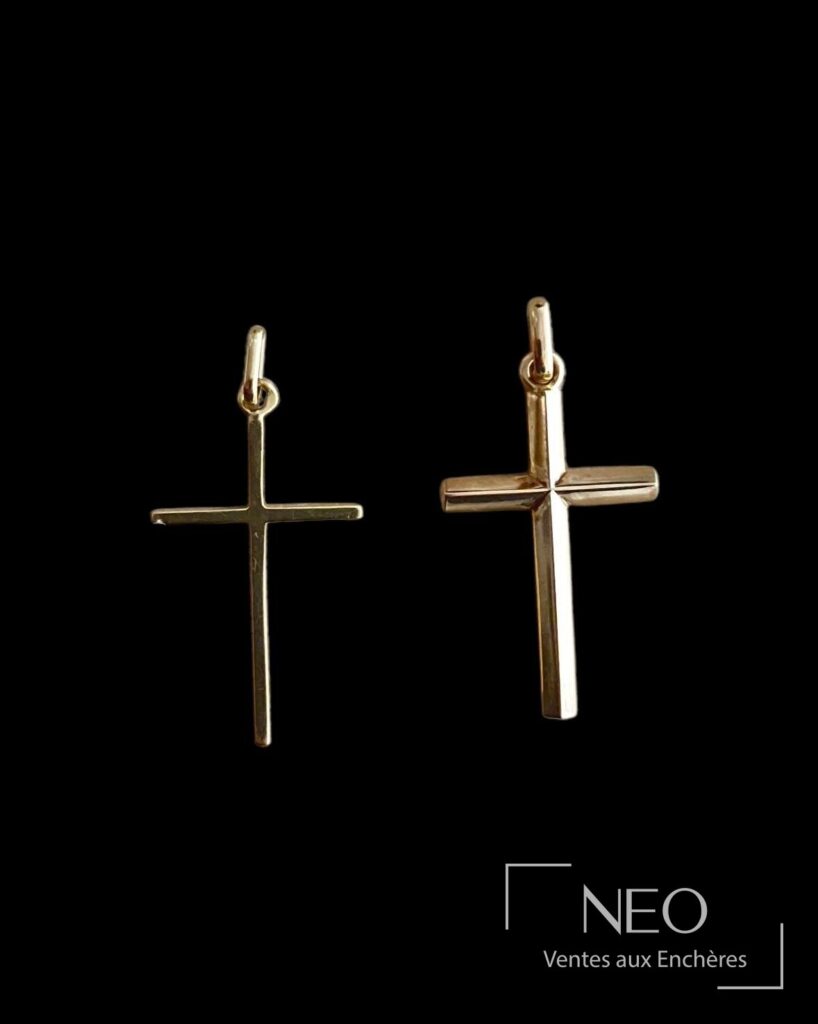Deux pendentifs croix en or jaune sur fond noir