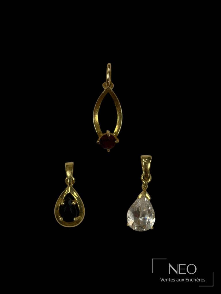 Trois pendentifs en or jaune 18 K avec pierre rouge