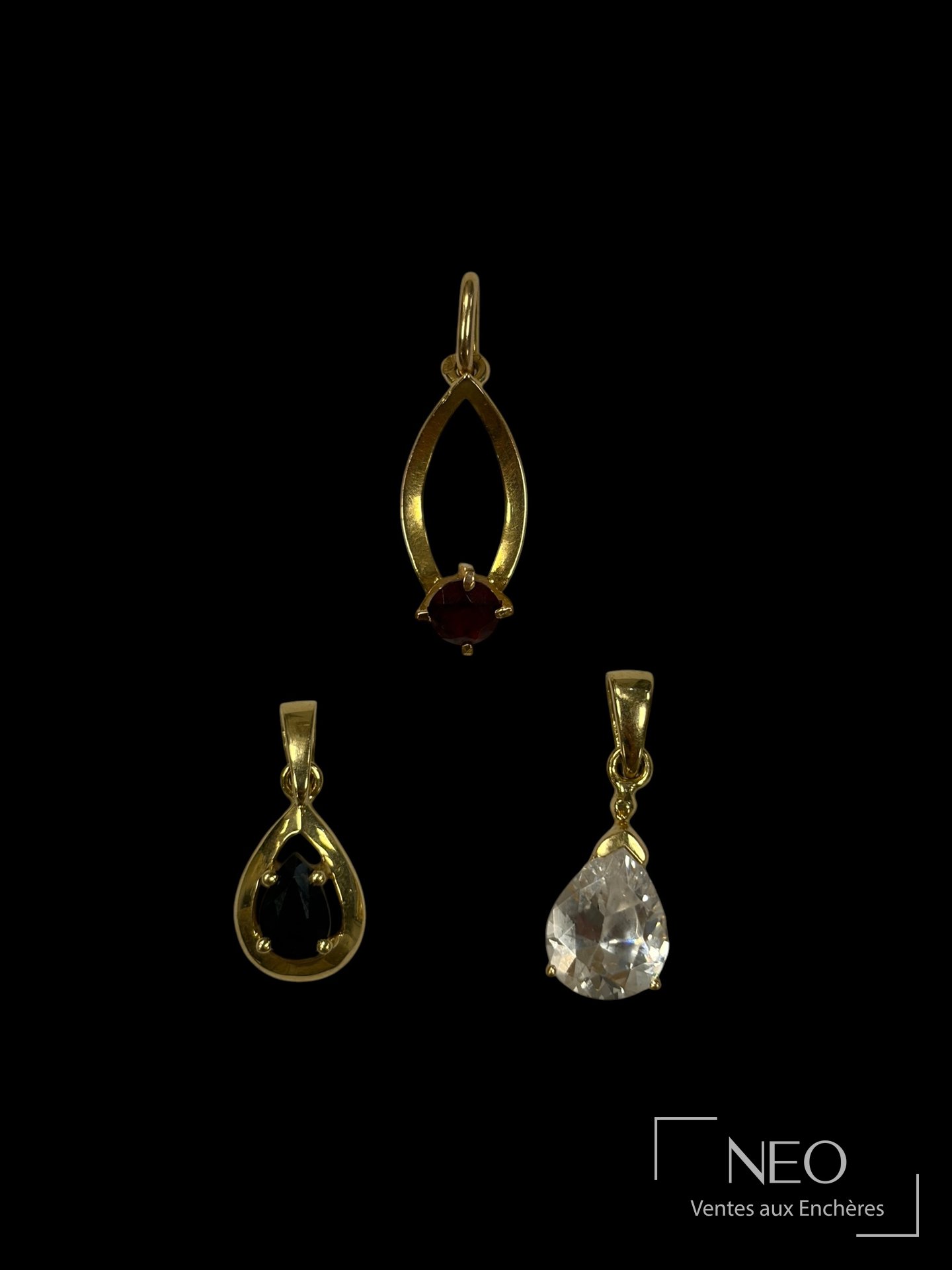 Trois pendentifs en or jaune 18 K, pierres rouges, blanche et bleue